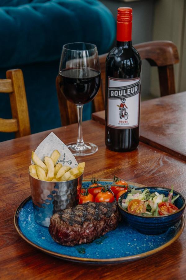 The George Inn Warminster Ngoại thất bức ảnh